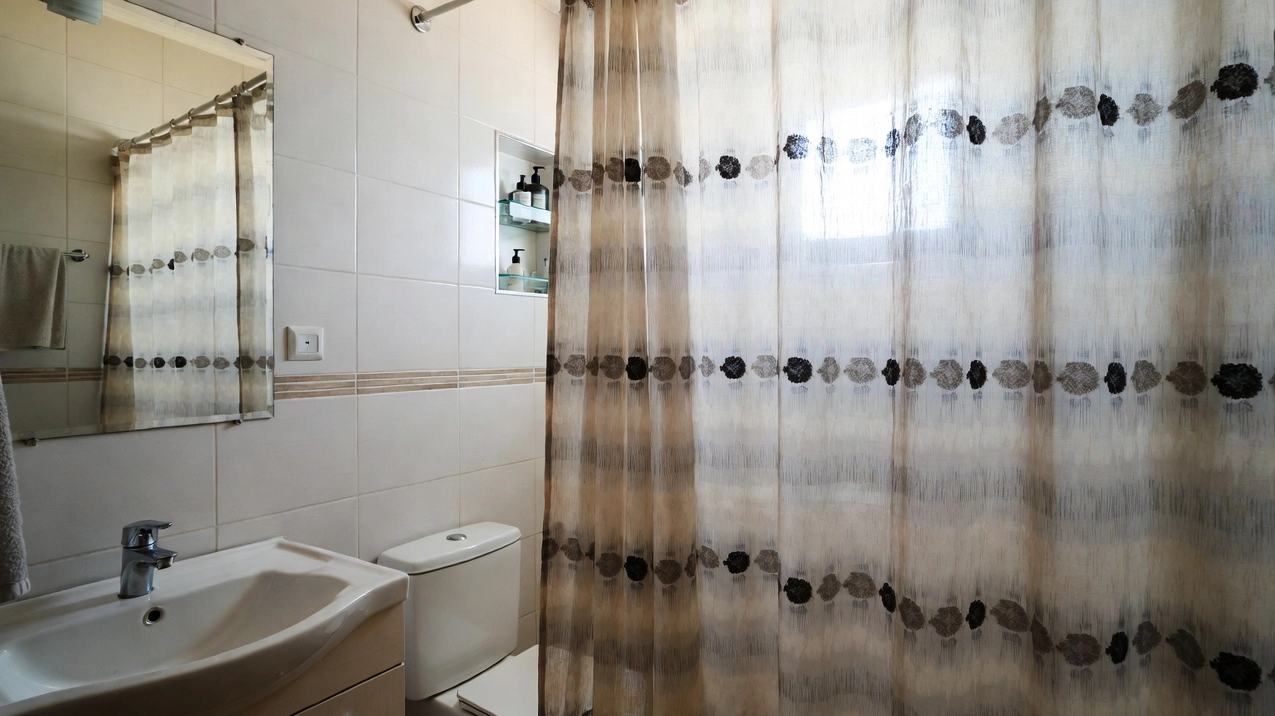 What Type of Curtains Make Small Spaces Look Big?